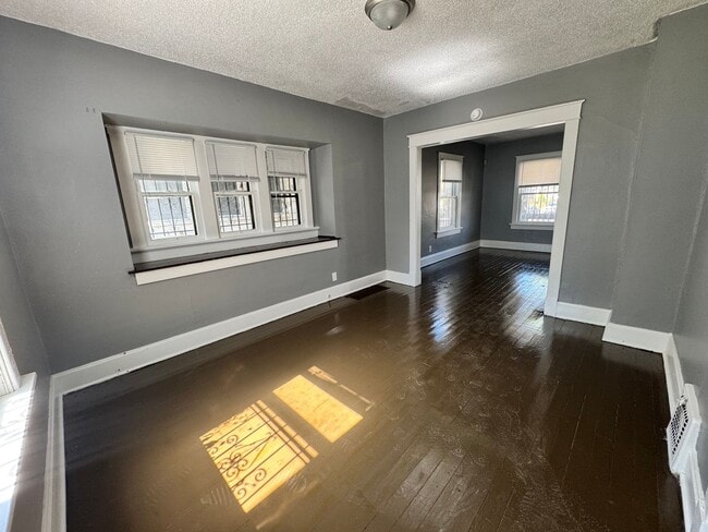 Building Photo - 3 Bedroom House