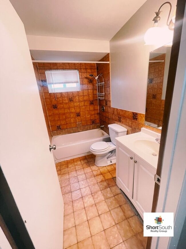 Building Photo - 2 bed 1 bath Duplex Ready for Immediate move in.