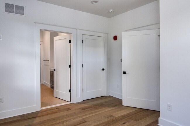 Building Photo - 20 E Redman Ave