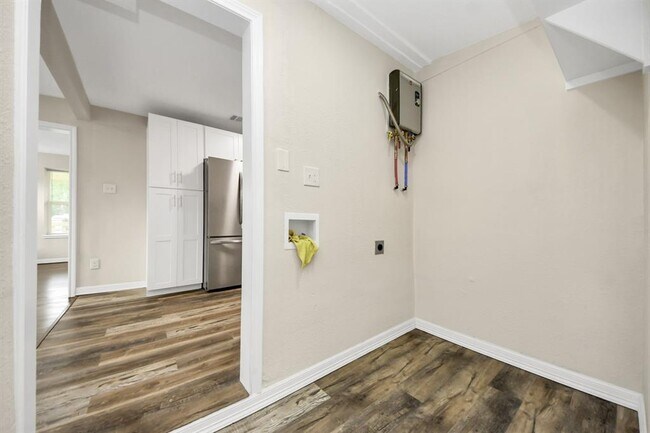 Building Photo - 608 Thomas Ave