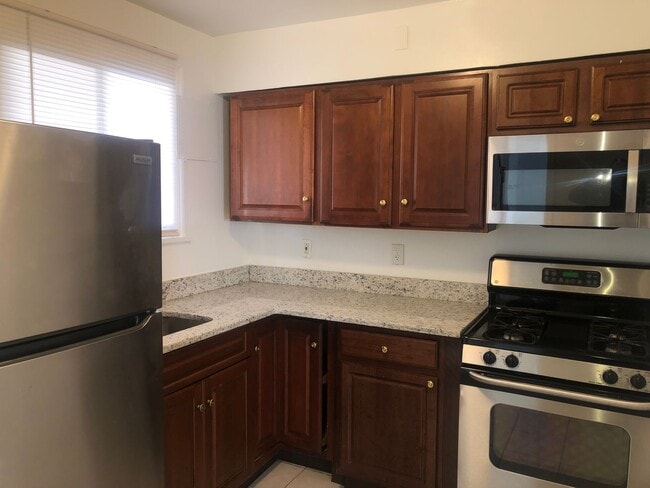 Building Photo - 3 bedroom 1.5 bathroom in Baltimore