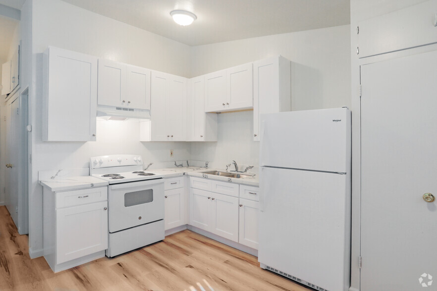 1BR, 1BA Remodeled - 624SF - Kitchen - Six Hundred Park Avenue