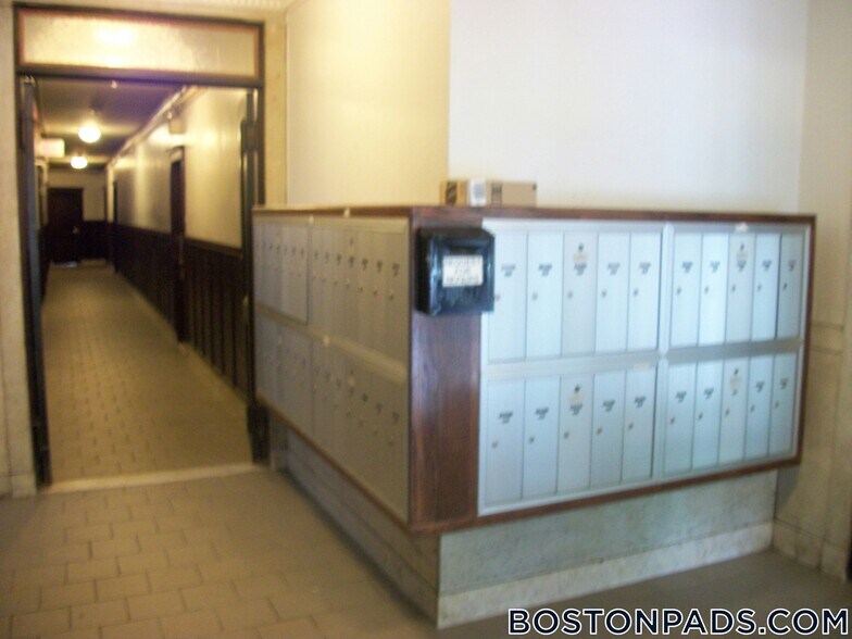 Building Photo - 137 Park Dr