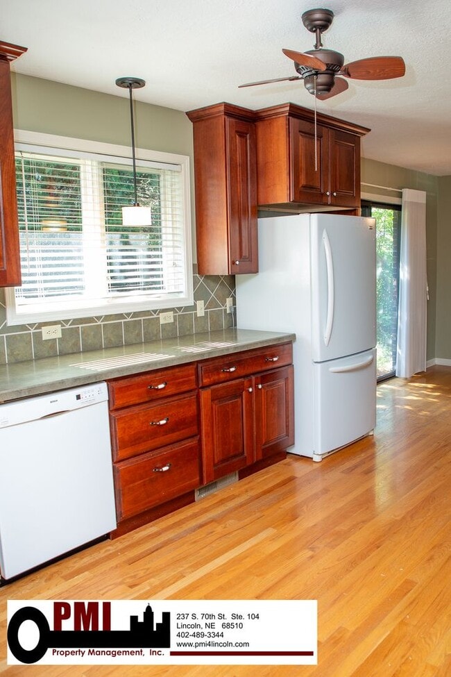 Building Photo - 3 Bedroom and 2 bathroom Colonial Hills House for rent!