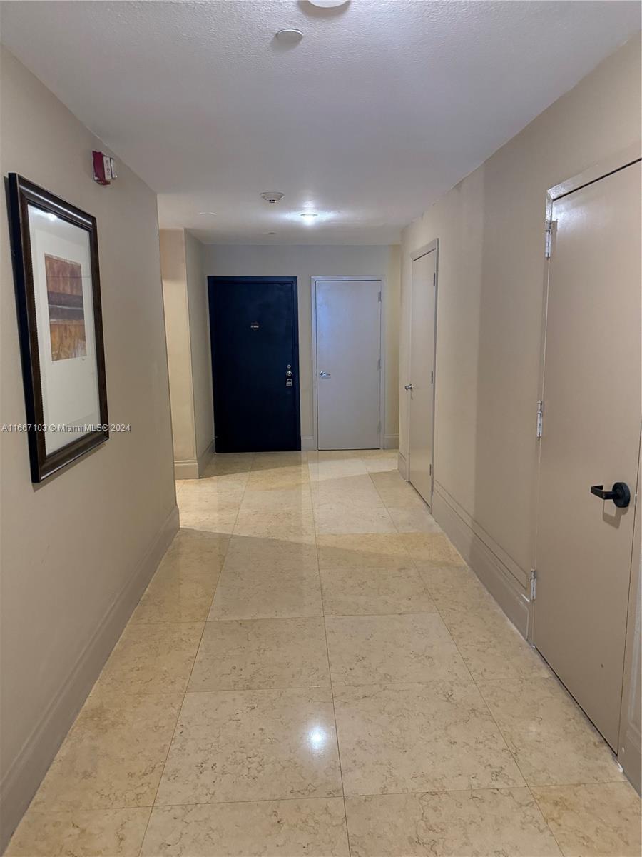 Building Photo - 1420 Brickell Bay Dr
