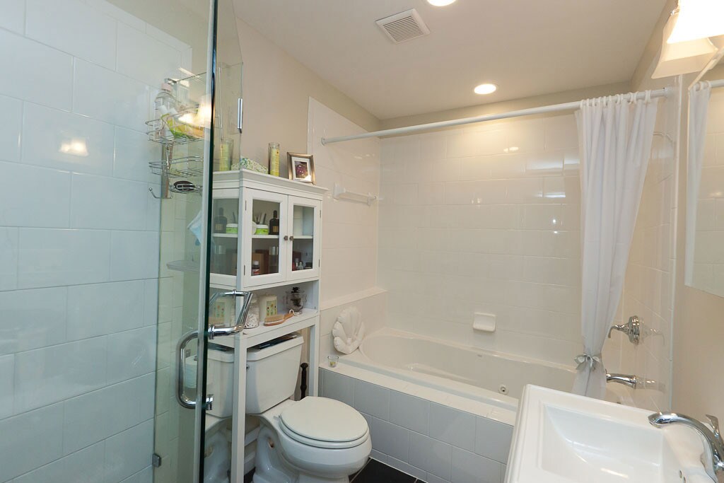 6ft Jacuzzi - 519 16th St SE