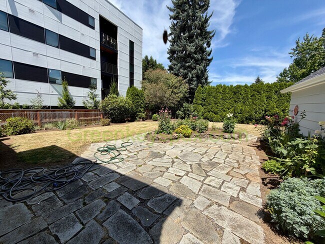 Building Photo - Lovely 3-Bedroom, 2-Bathroom House with Detached Garage in North Portland