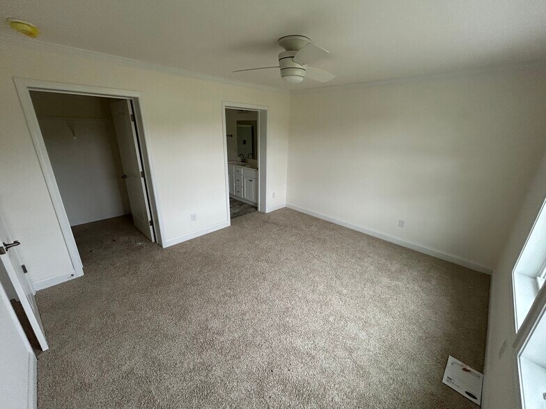Master bedroom - 54 Bay Lake Dr