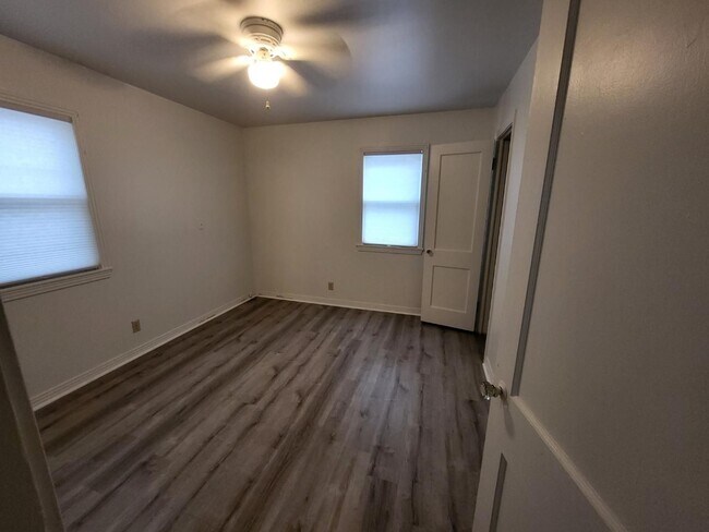 Building Photo - $1250 - 2 Bedroom 1 Bath Apartment - Heart of the City!