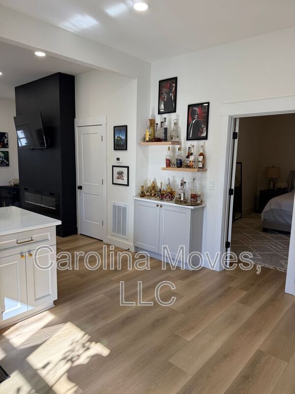 Building Photo - 6 10th St