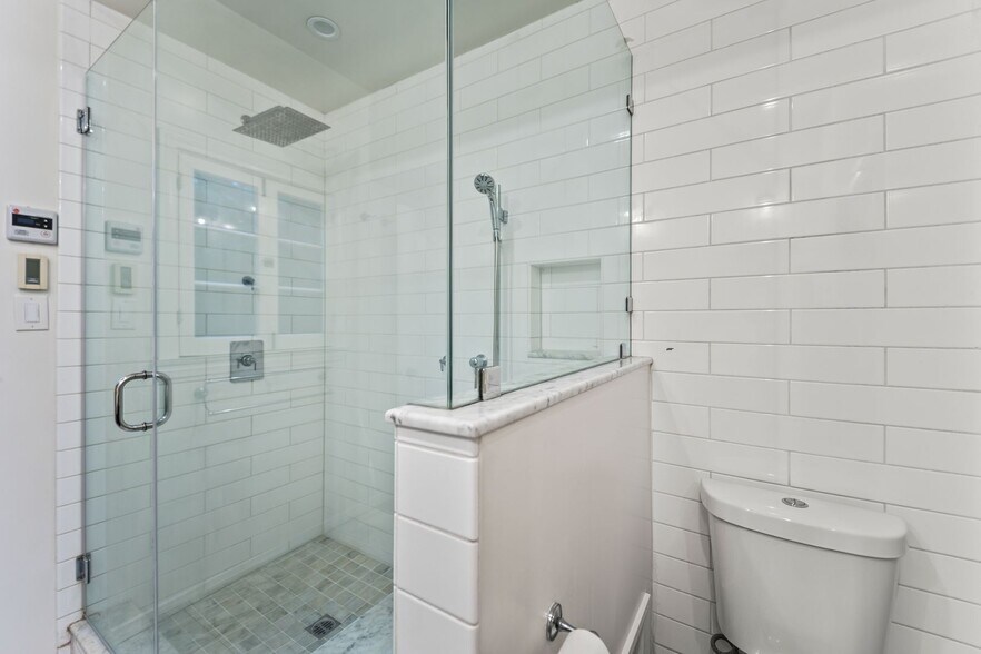 Building Photo - 3781 Greenwood Ave