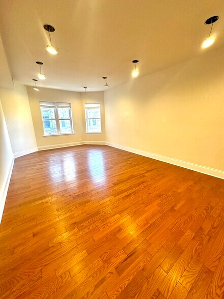 Building Photo - 1145 W Lunt Ave