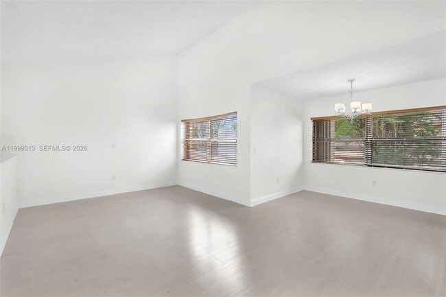 Building Photo - 685 W Park Dr