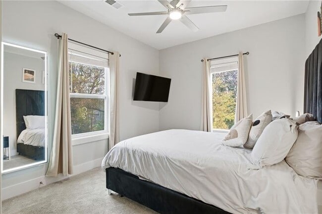 Building Photo - 160 Vanira Ave SE