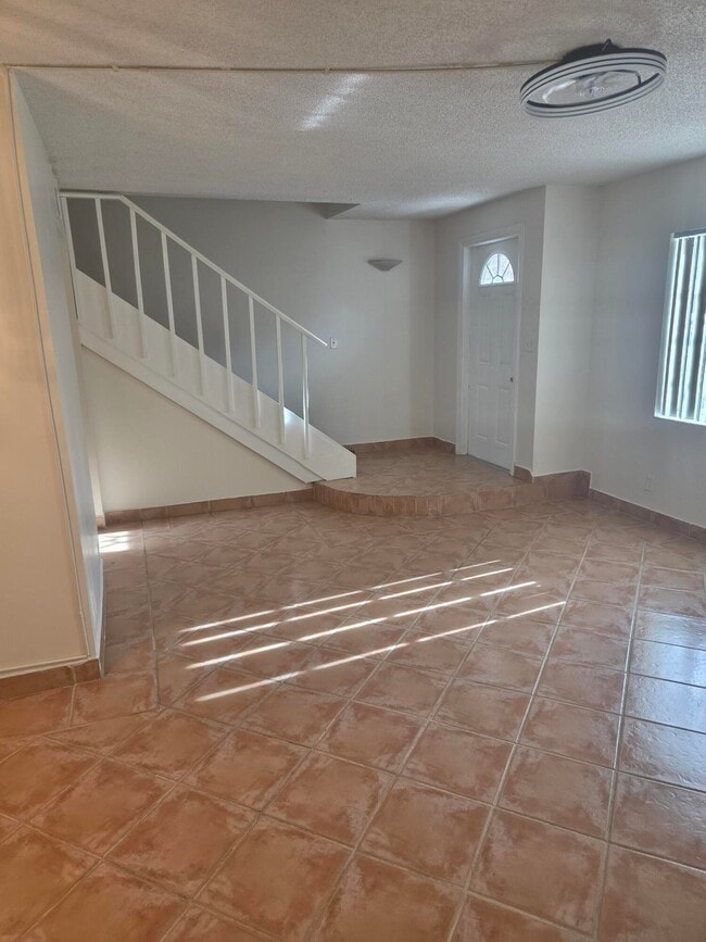 Building Photo - 3062 Riverside Dr