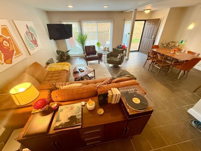 Building Photo - Walkable Green Hills Condo- 2 Bed 1.5 Bath $1900/mo