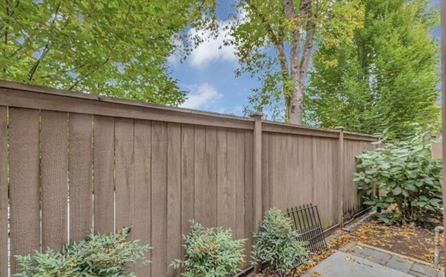 Building Photo - Gorgeous Home in Kirkland!