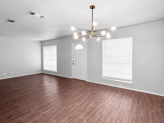 Building Photo - Convenient South SA Location—3BR with W/D Included