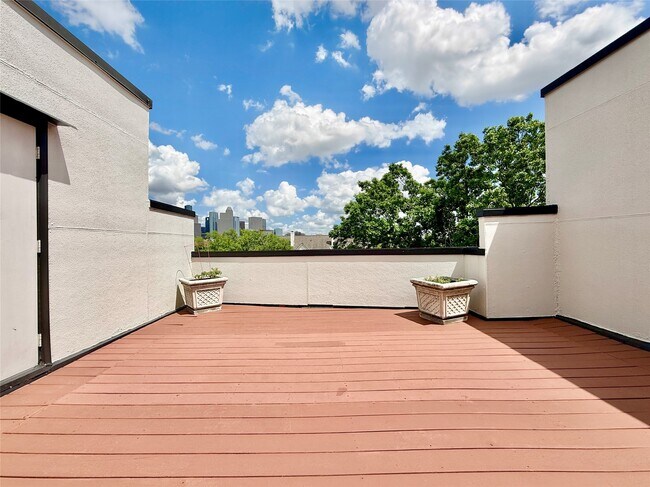 Building Photo - 608 W Drew St