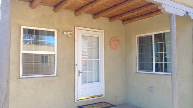Building Photo - Delightful 3 Bedroom, 1 Bathroom Home in t...