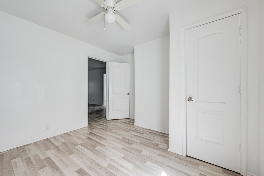 Building Photo - 725 E Morton St