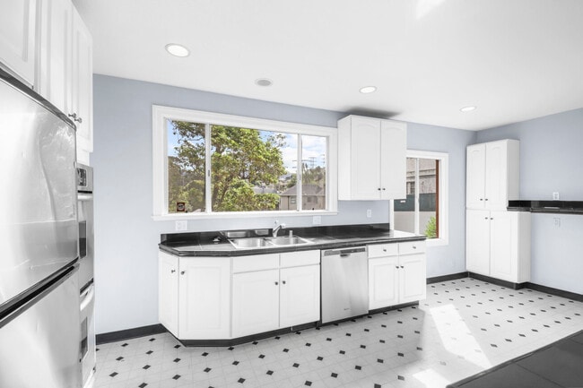 Building Photo - 733 Grosvenor Pl