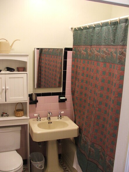 Classic Sink Next To Full-Sized Bathtub - 1091 Boylston St