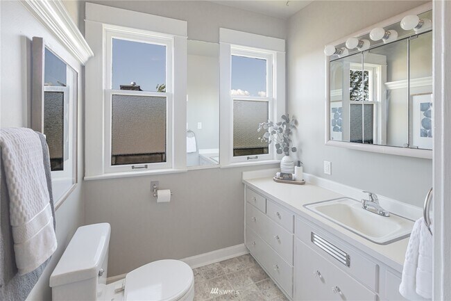 Building Photo - 2123 Hoyt Ave