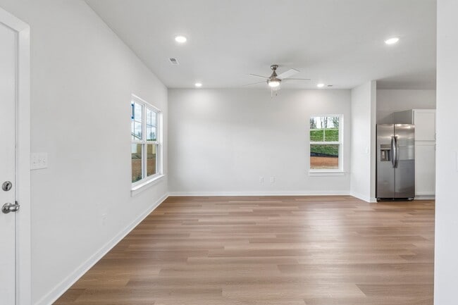 Building Photo - Brand new home in a great location central to all of Tri-Cities