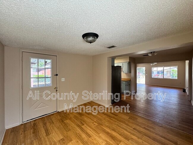 Building Photo - 446 SW Theresa Ct