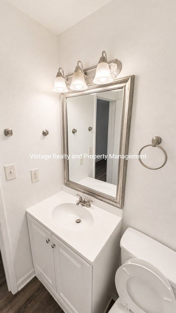 Building Photo - Updated 2-bedroom, 1 bathroom Tri-plex unit located in North Stockton.