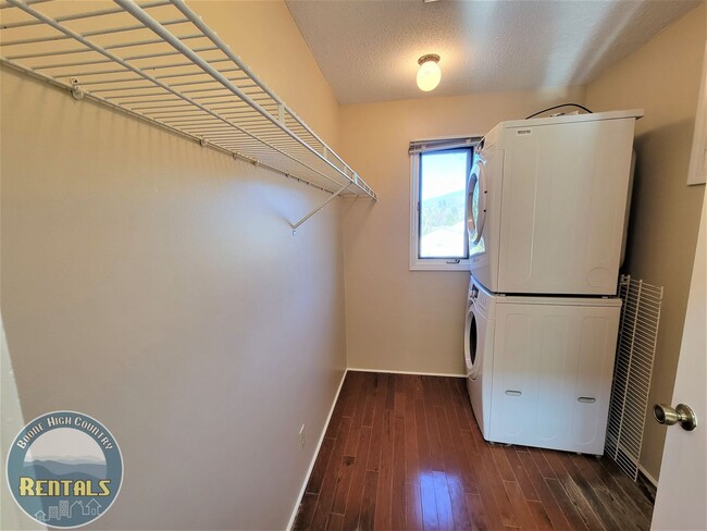 Building Photo - 1/1.5 Townhome located near Boone Golf Course!