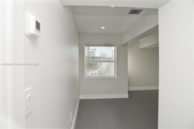Building Photo - 4051 N Ocean Dr