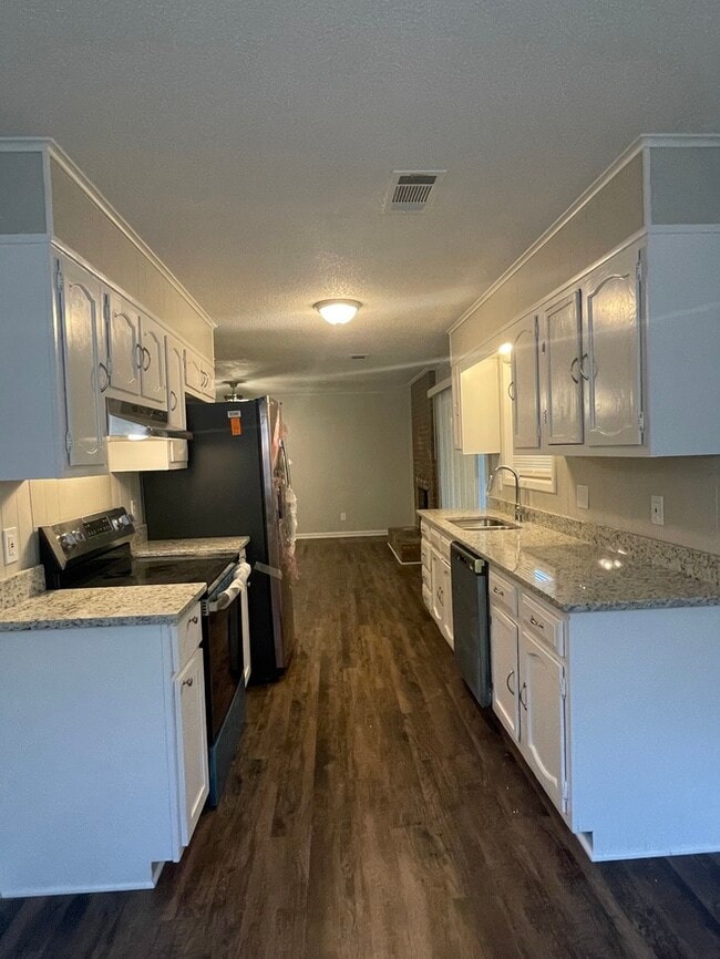 Building Photo - 8702 Oakhaven Dr