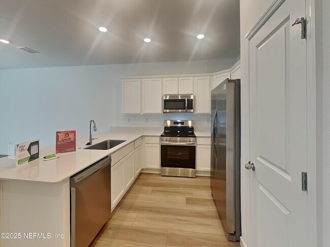 Building Photo - 654 Holly Lks Dr