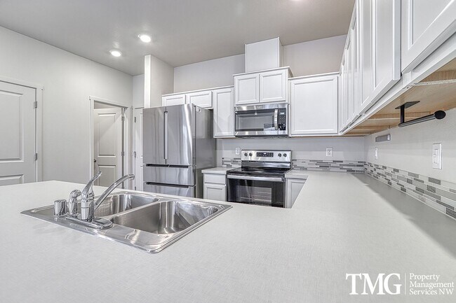 Building Photo - 3 Bed 2.5 Bath Townhome on a Corner Lot in...