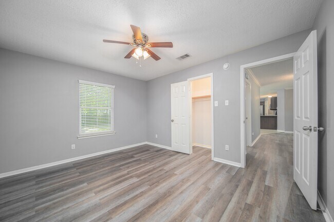 Building Photo - 327 Chateau Woods Pkwy Dr