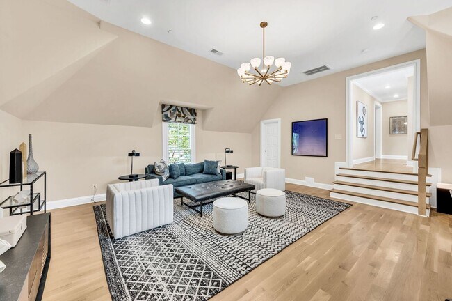 Building Photo - Franklin Gem Walking Distance to Downtown!