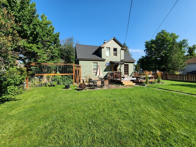 Building Photo - 1342 Van Buren St