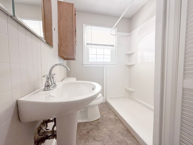 Building Photo - Spacious 3-Bedroom Home with Screened-In Porch and Ample Parking in Cookeville