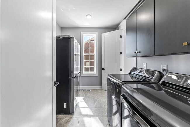 Building Photo - 601 Joyce Ave