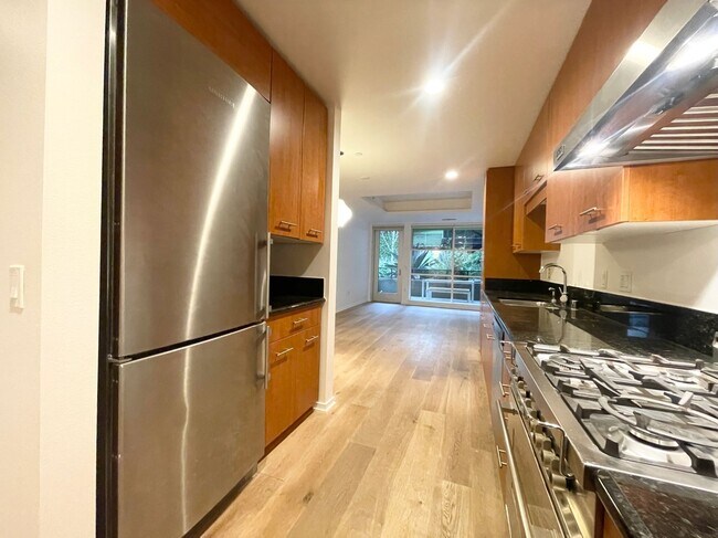 Building Photo - Dogpatch: Exceptional 1 Bed 1.5 Bath Condo @ Esprit Park with Garage Parking and Storage