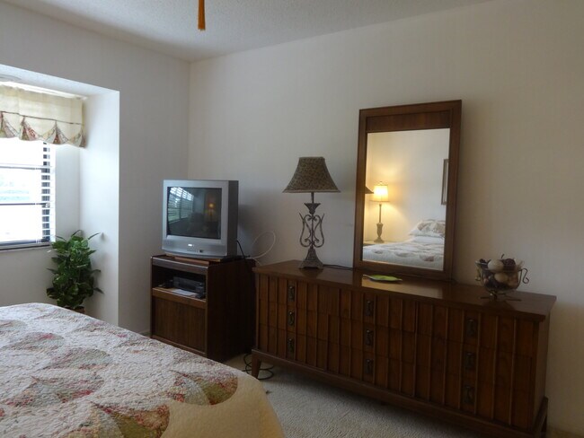 Building Photo - 1211 Capri Isles Blvd