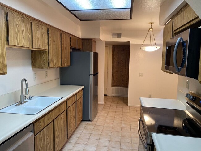 Building Photo - Irvine: 2-story townhome with attached 2 c...