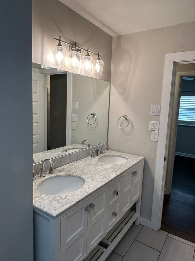 Building Photo - This home is adorable and move in ready!