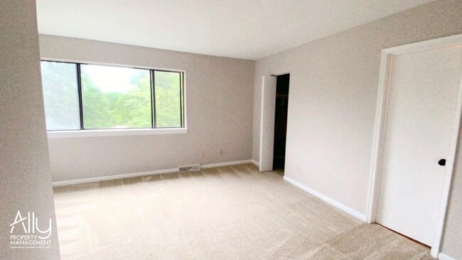 Building Photo - 583 Southampton Ct