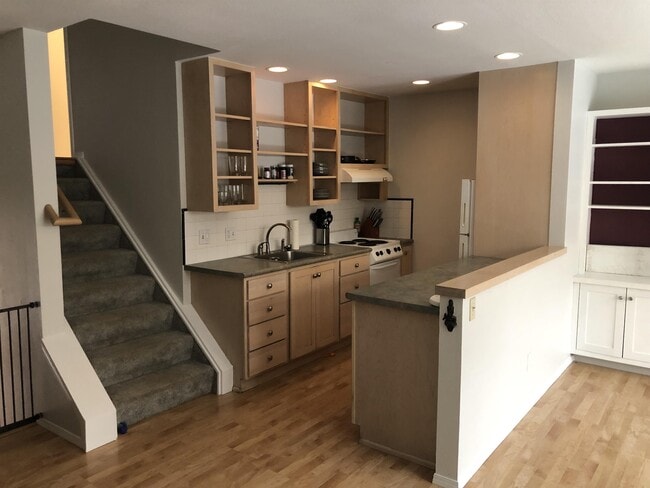 Building Photo - 2247 Villa Rosa Dr