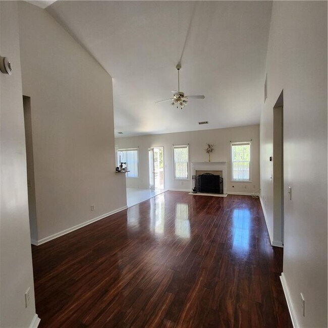 Building Photo - 1202 St James Pl