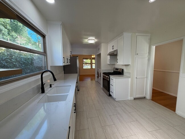 Building Photo - Newly Rehabbed Charming 3 Bed 2 Bath Home ...