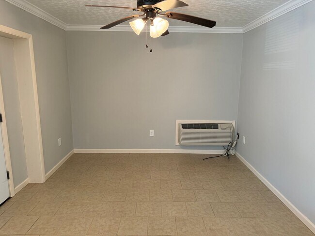 Building Photo - 949 Chadwick Dr